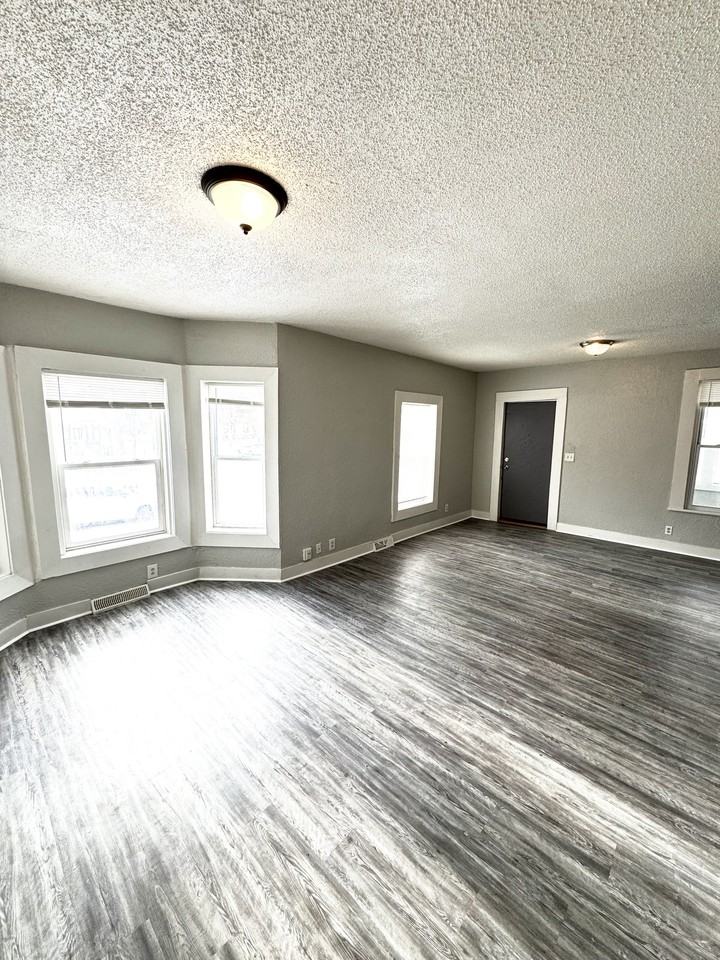 858 Kalamazoo Ave Se - Photo 6 of 16