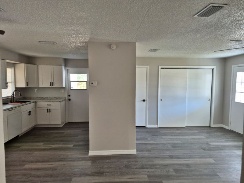2131 W Greenway Pl - Photo 3 of 20