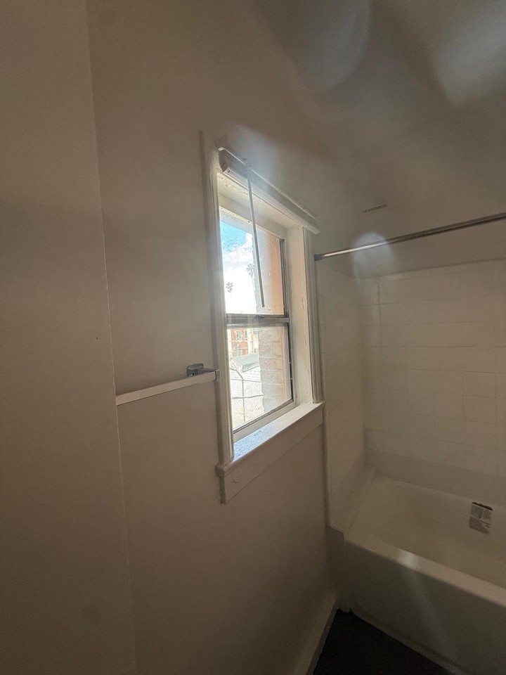 1117 S Norton Ave - Photo 6 of 13