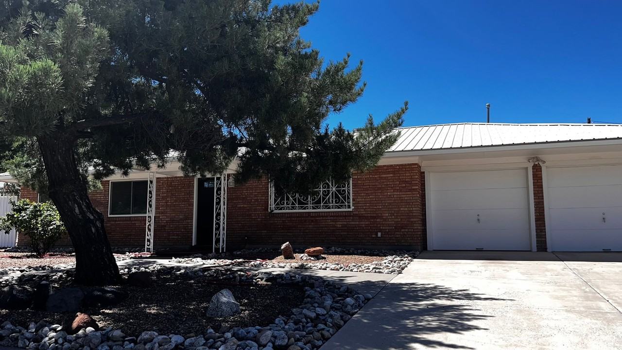 6906 Shoshone Rd Ne - Photo 3 of 17