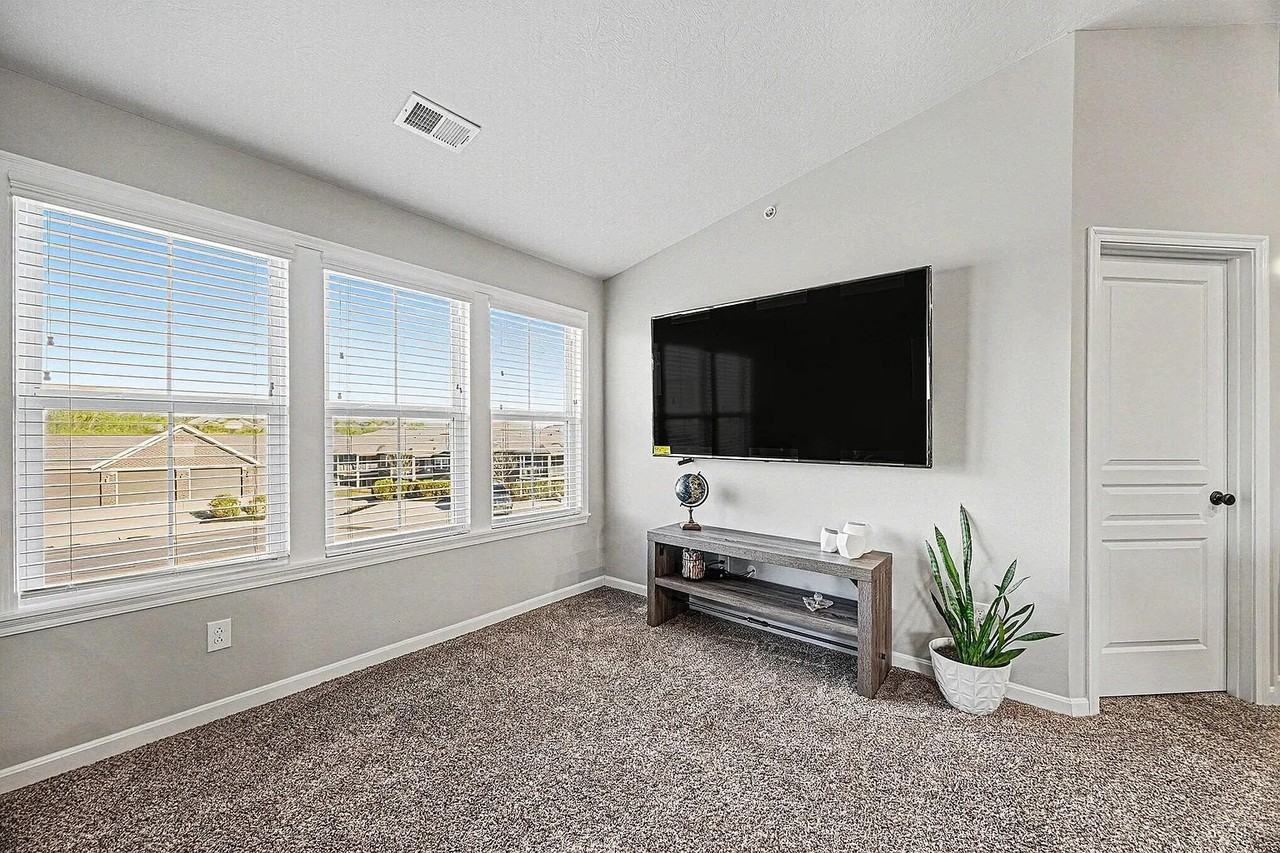 2060 Tanners Cove Rd - Photo 2 of 15