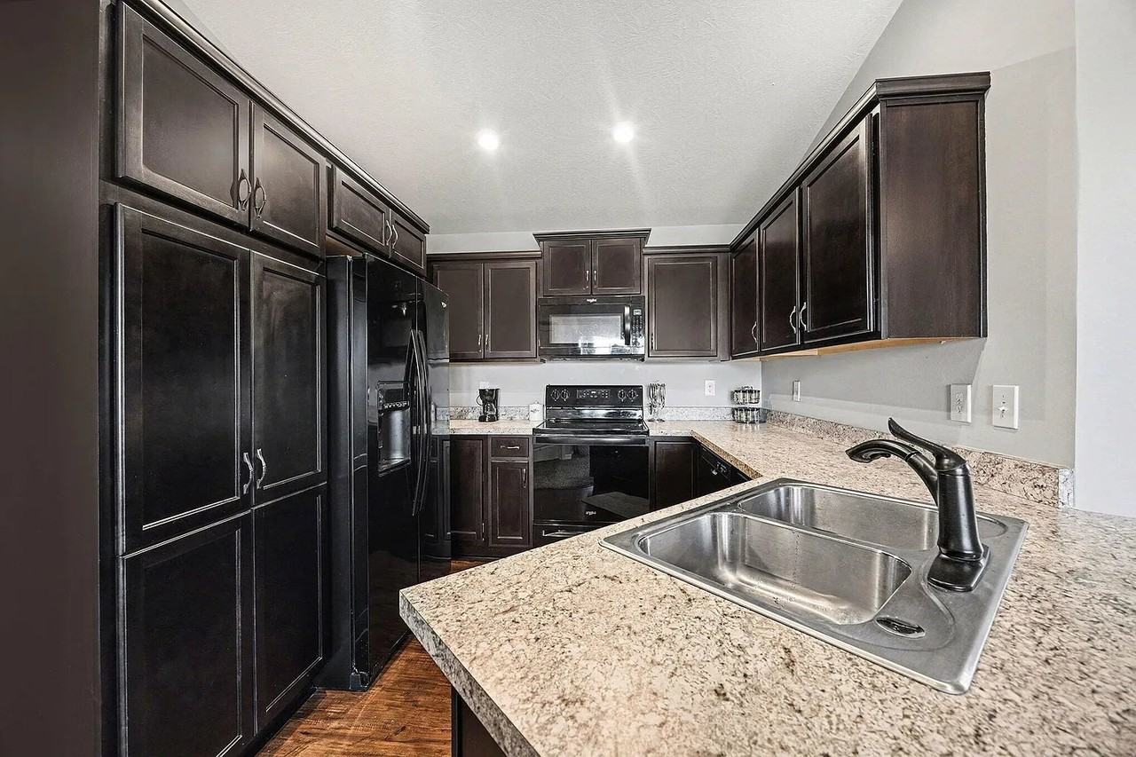 2060 Tanners Cove Rd - Photo 4 of 15