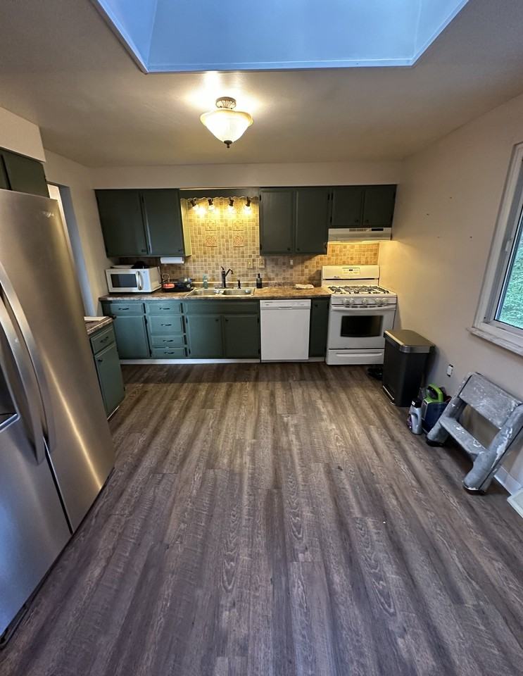 1681 Morris Ave - Photo 6 of 11