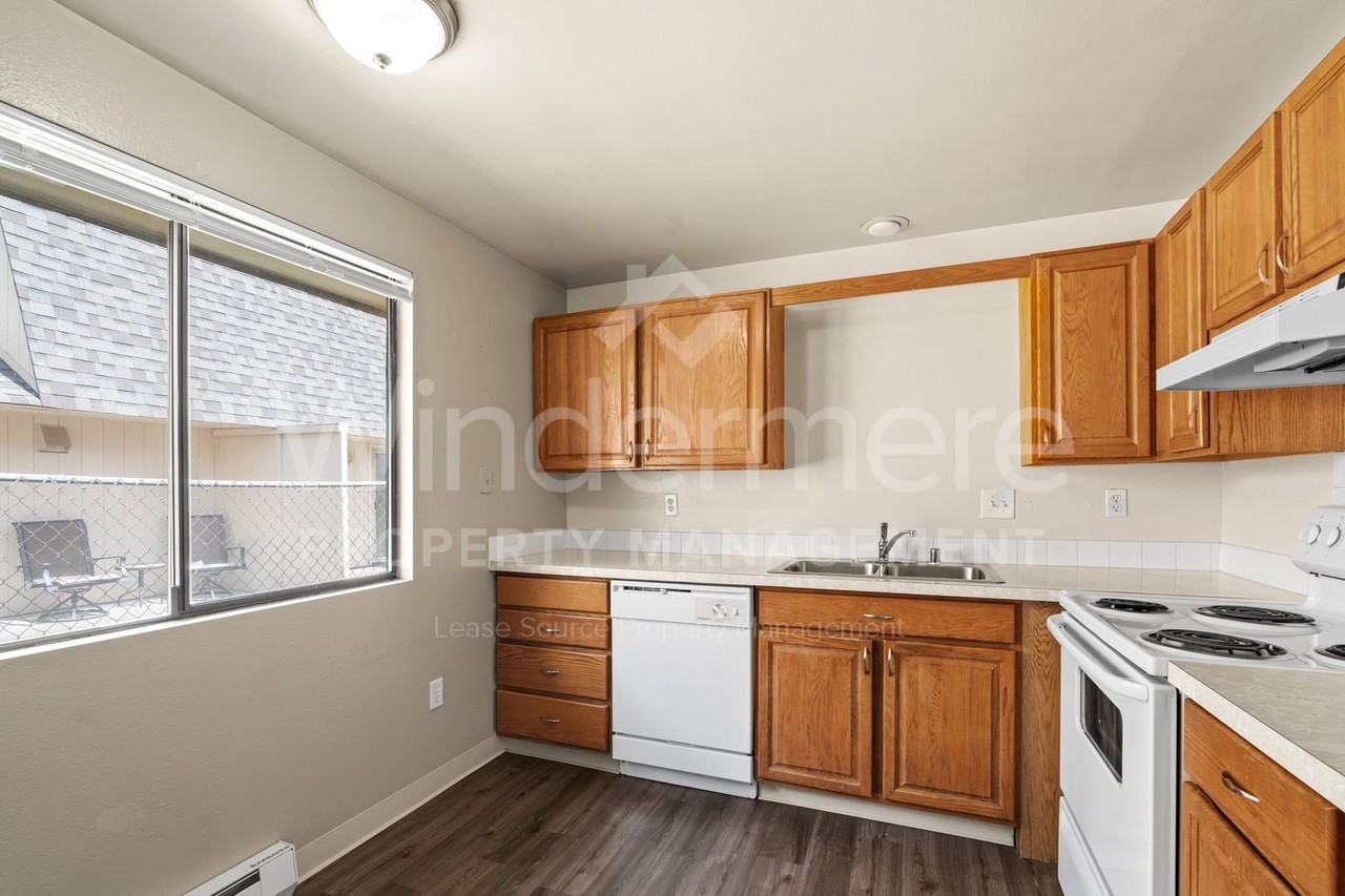 6017 N Atlantic St - Photo 3 of 11