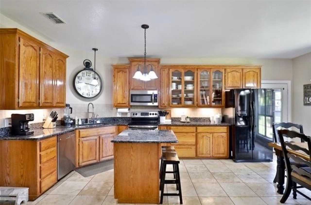 714 4th St - Photo 5 of 17