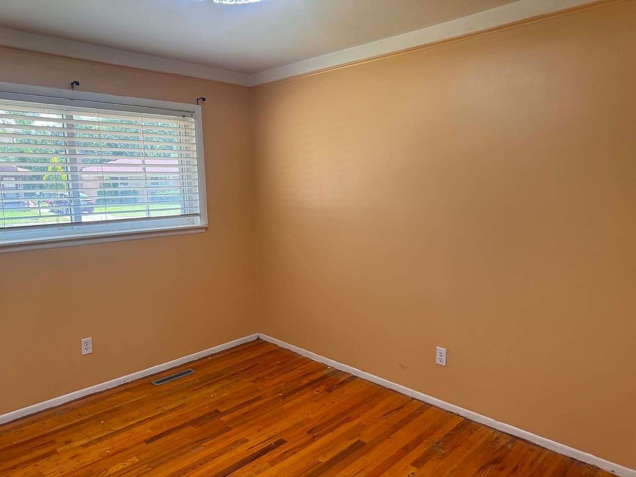 32345 Hawthorne Dr - Photo 2 of 5