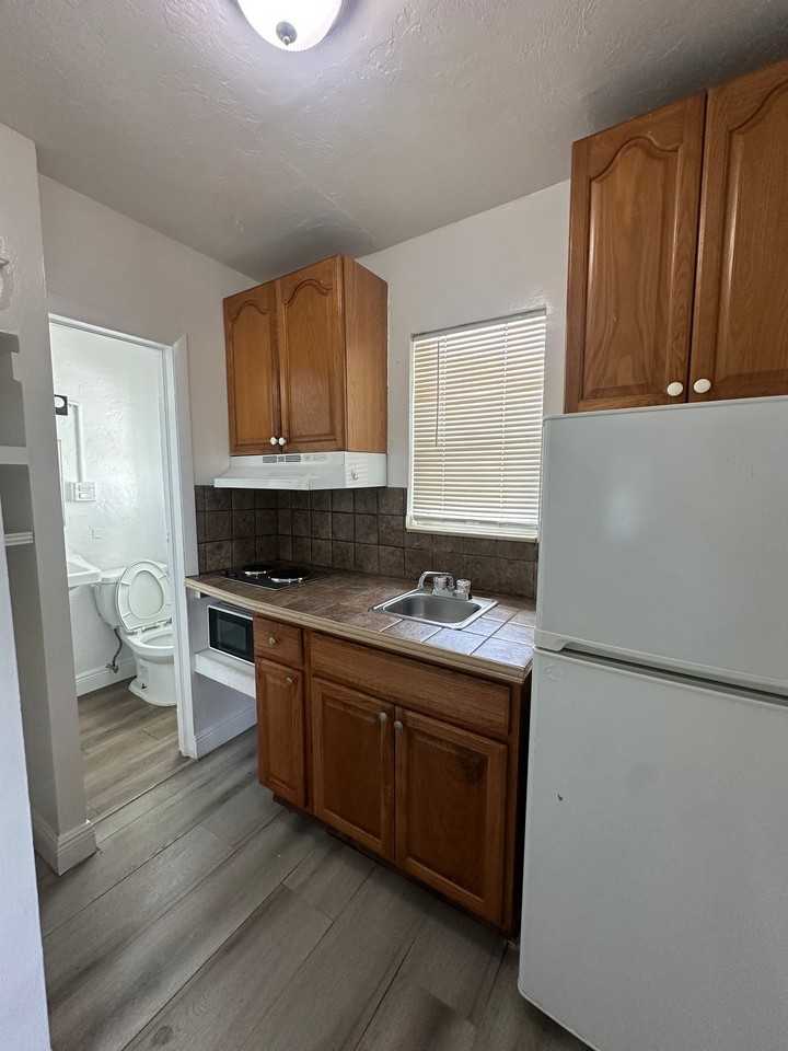 17 Detroit St #8 - Photo 4 of 9