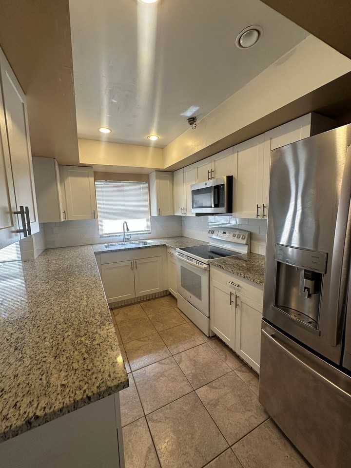 641 W 9th St #2 - Photo 5 of 18