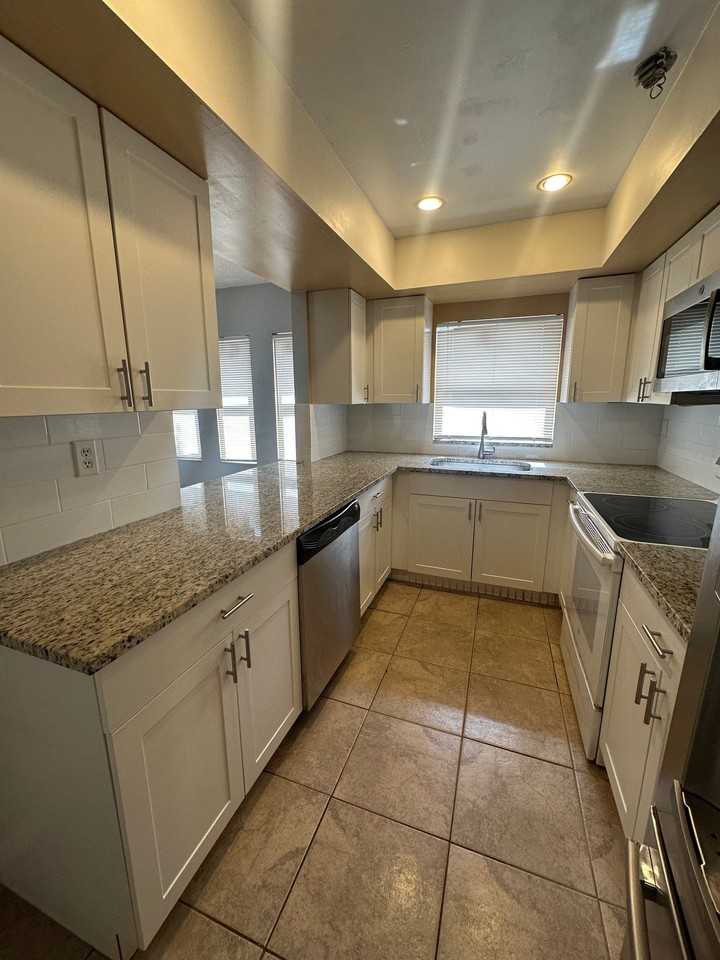641 W 9th St #2 - Photo 6 of 18