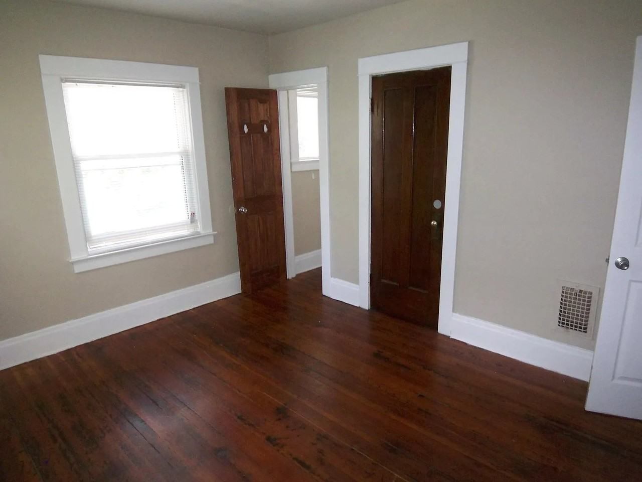 1118 S Plymouth Ave - Photo 2 of 10