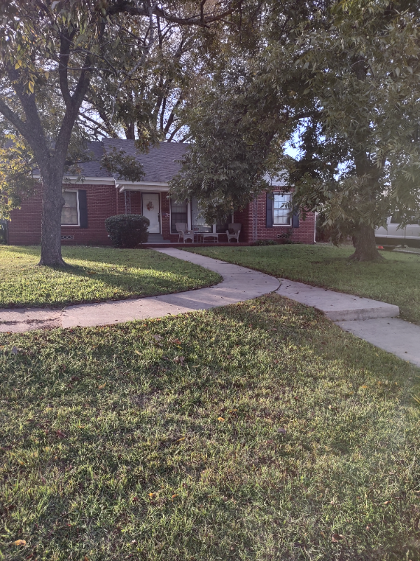 308 N Trinity St - Photo 2 of 13