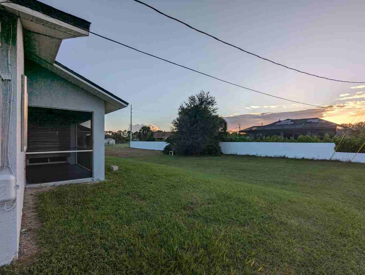 105 Terry Ave N - Photo 3 of 20