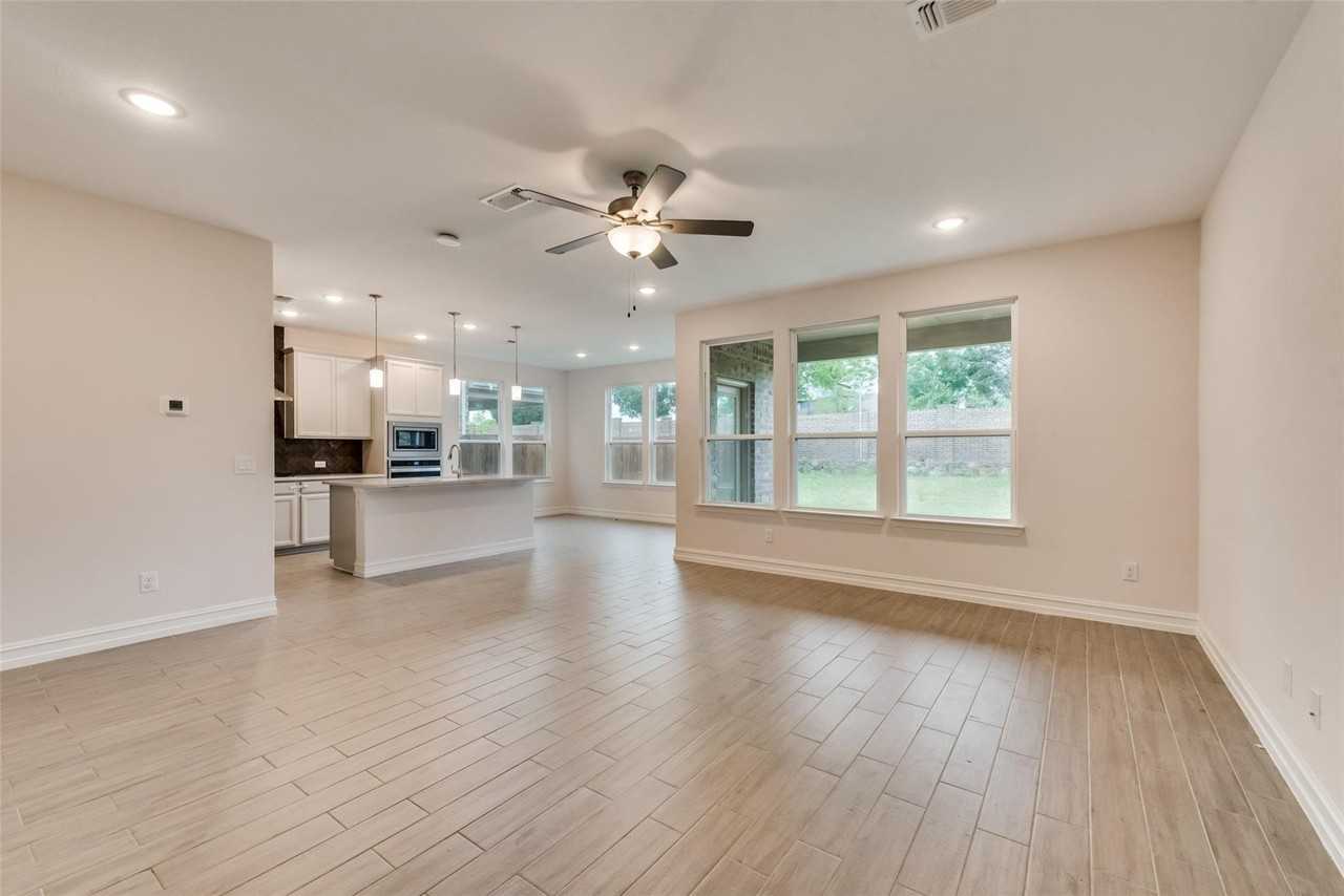 714 Creekwater Ln - Photo 3 of 5