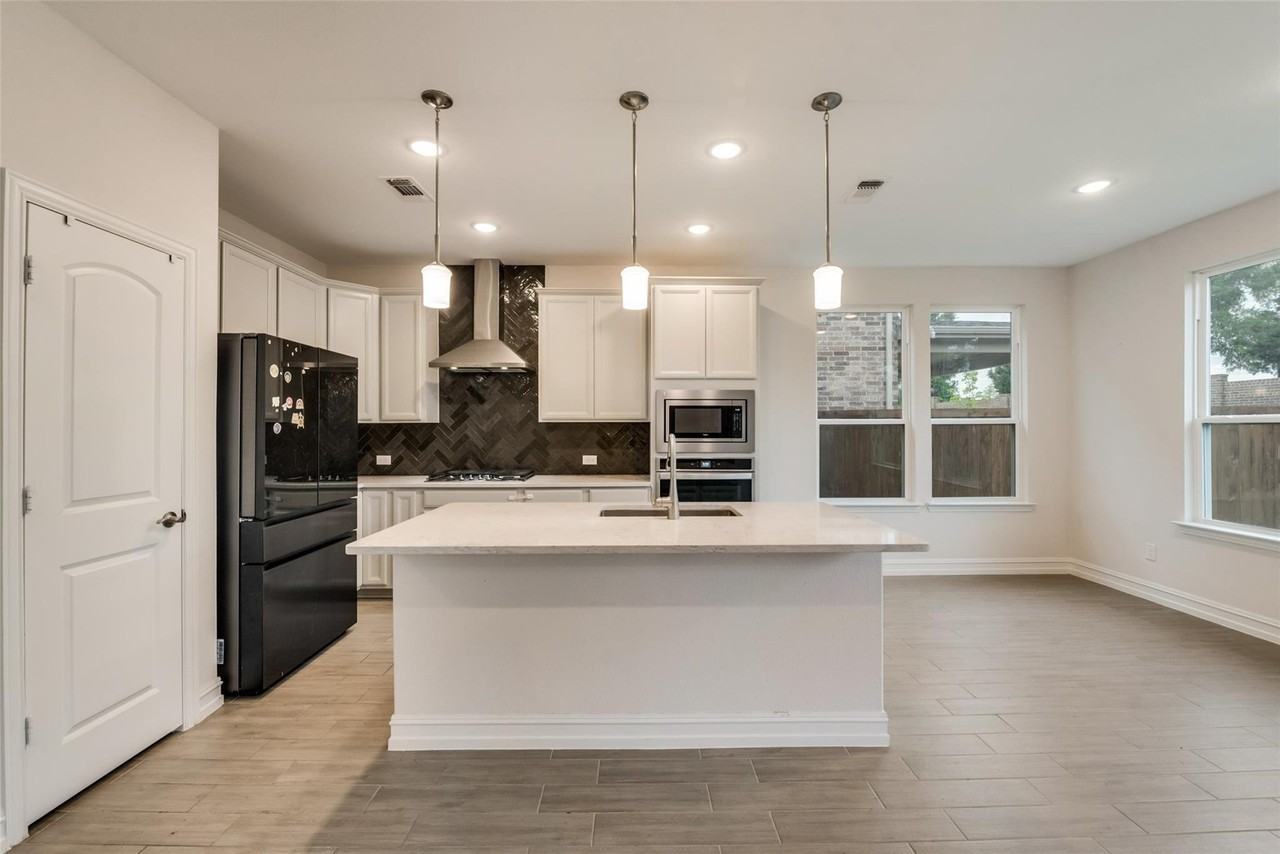 714 Creekwater Ln - Photo 4 of 5