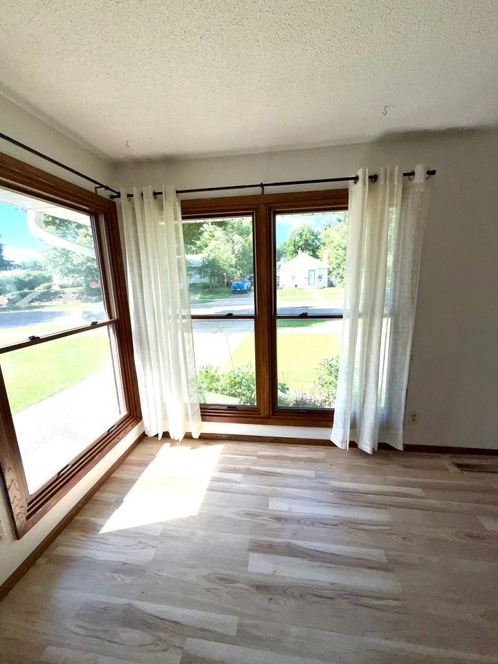 2098 Sherwood Ave - Photo 3 of 20