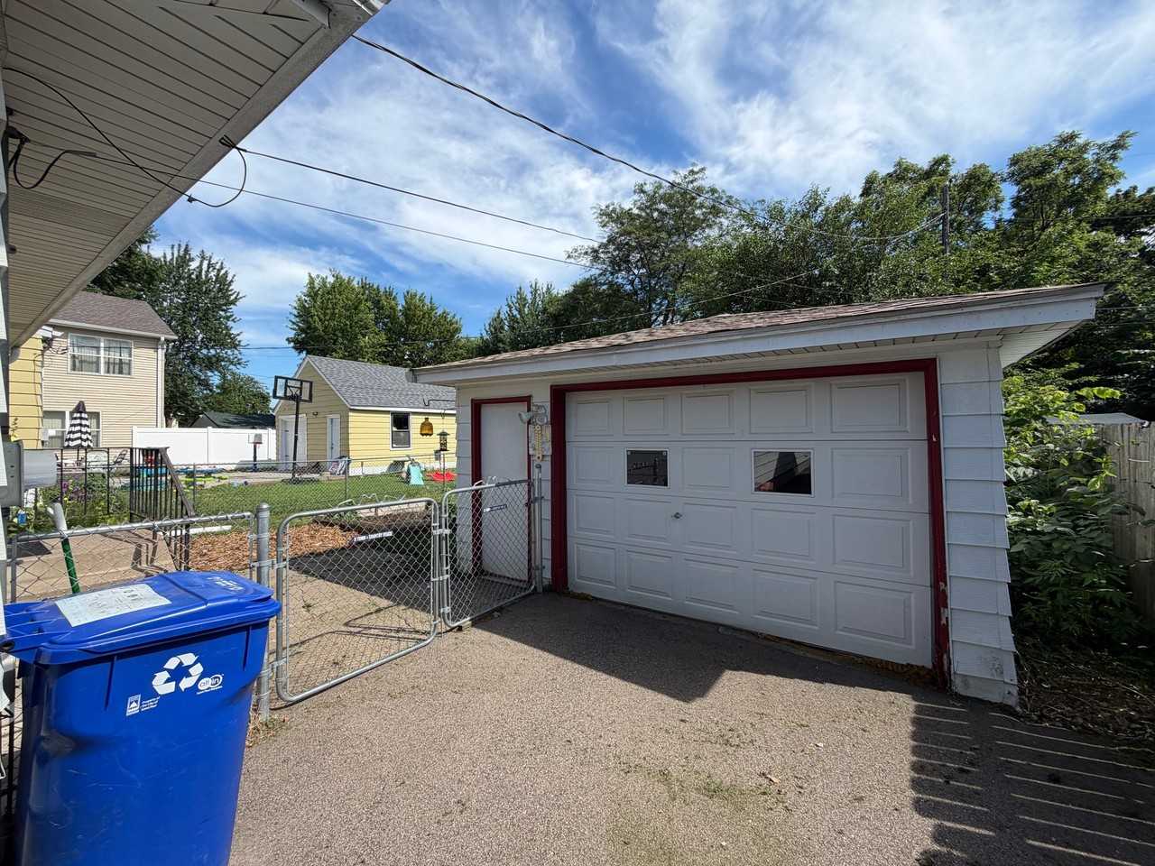 2098 Sherwood Ave - Photo 4 of 20