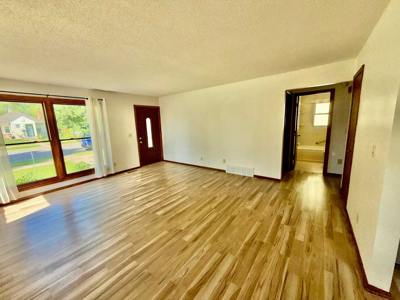 2098 Sherwood Ave - Photo 7 of 20