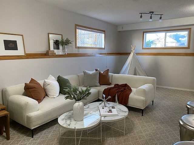 327 Coverdale Crt Ne - Photo 2 of 16