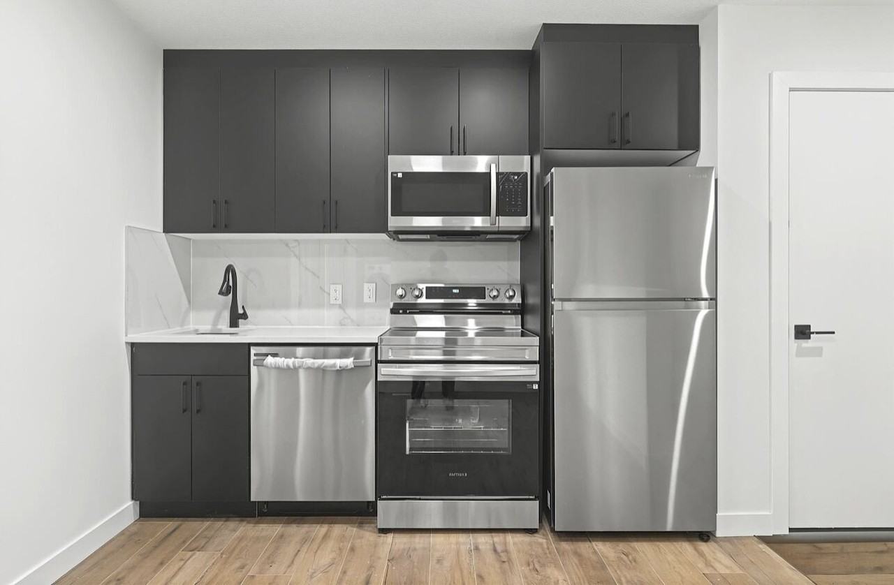 203 29 St Sw - Photo 2 of 9
