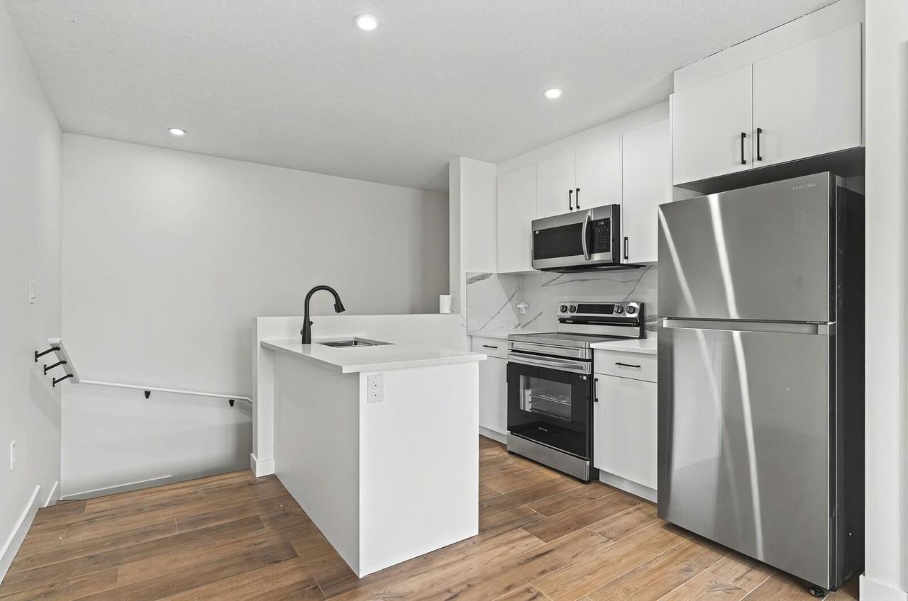 207 29 St Sw - Photo 2 of 14
