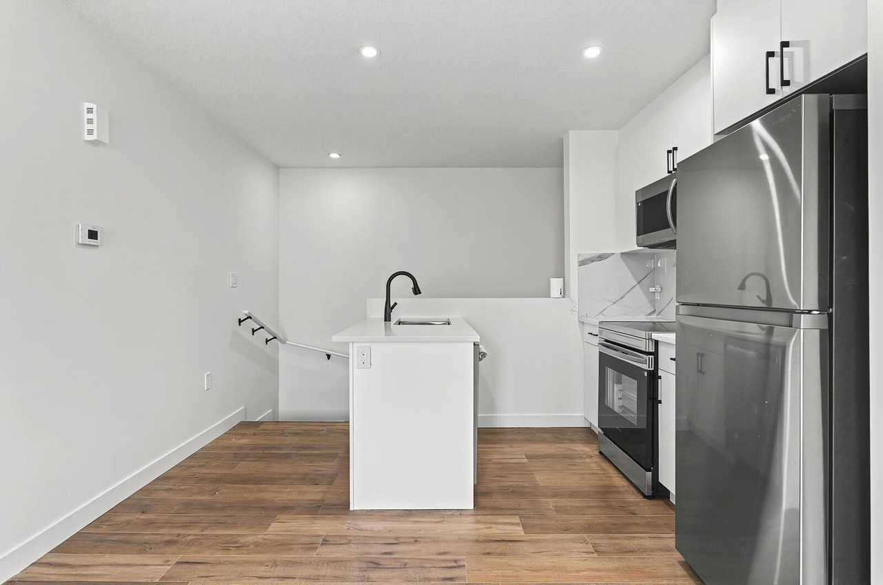 207 29 St Sw - Photo 3 of 14