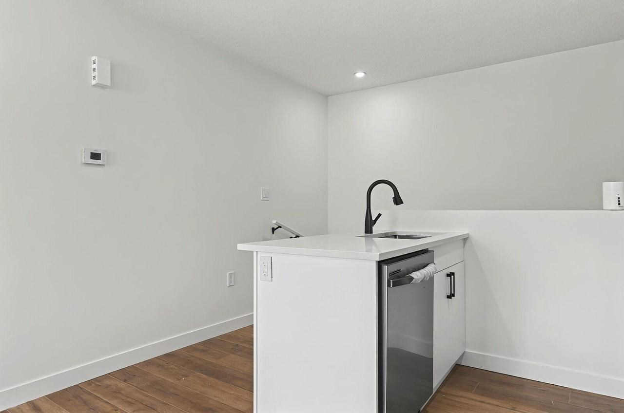 207 29 St Sw - Photo 5 of 14