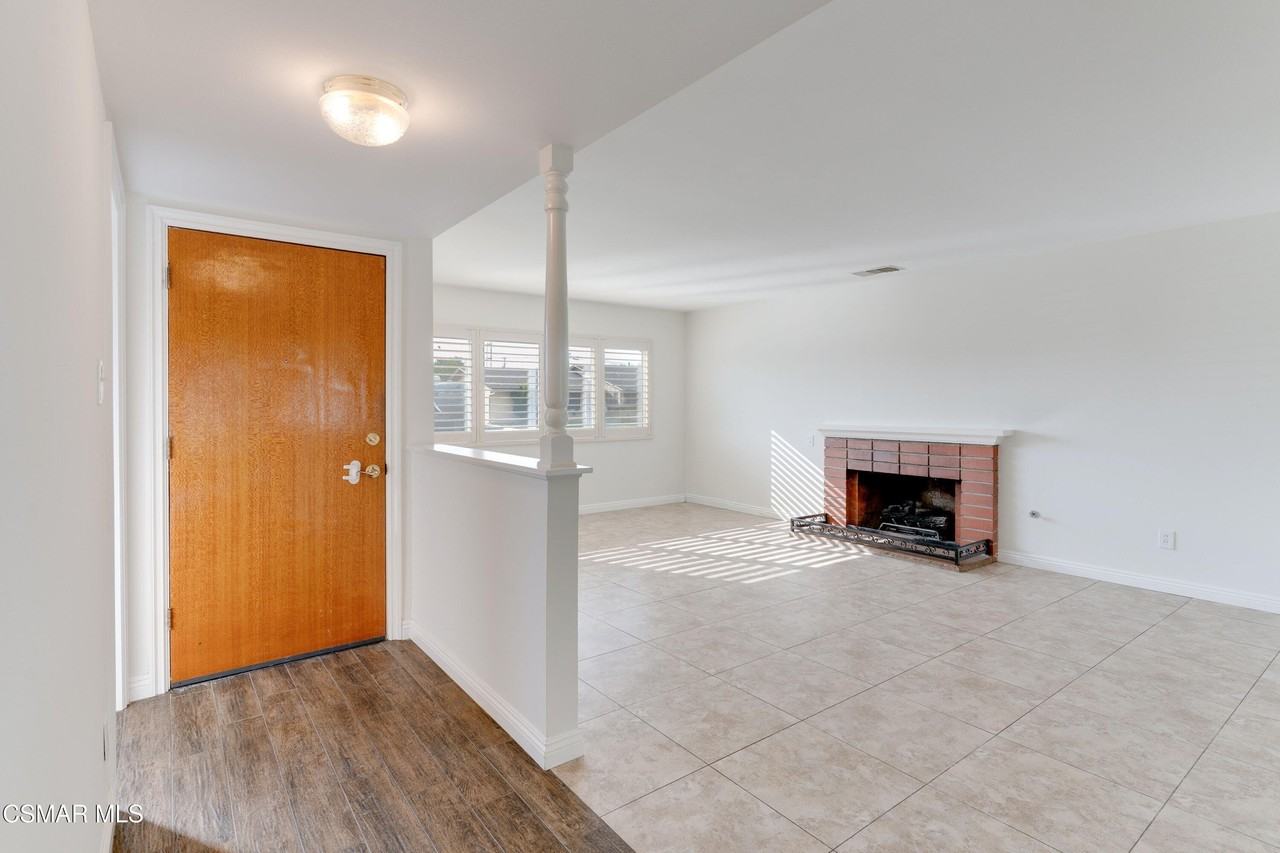 1638 Olympic St - Photo 5 of 35