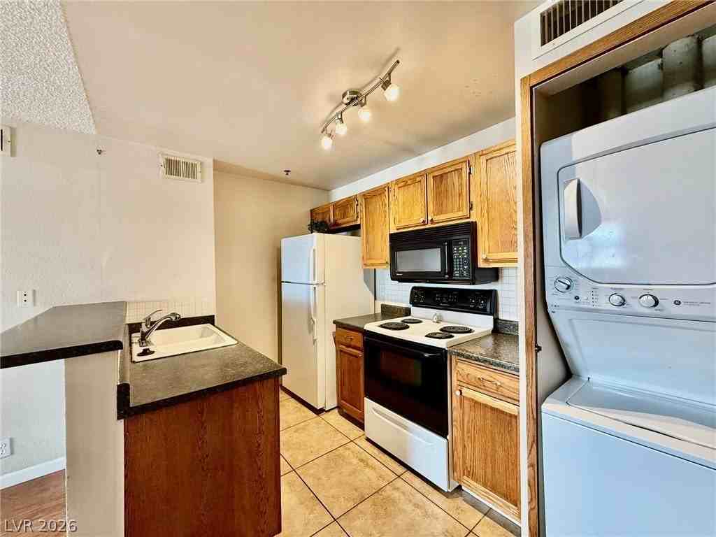 1381 E University Ave #305 - Photo 3 of 10