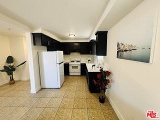 601 W 84th St - Photo 4 of 8