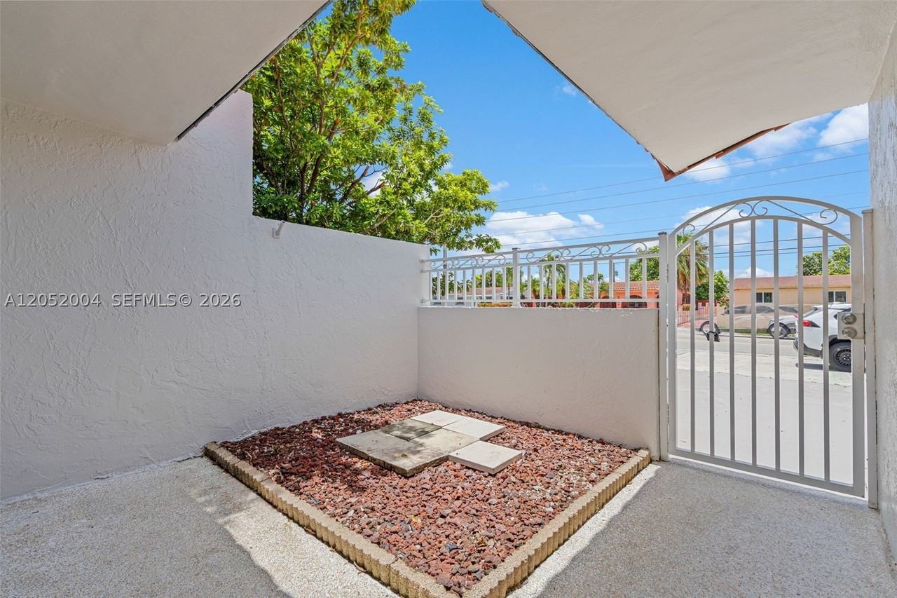 1333 W 37th St - Photo 5 of 32