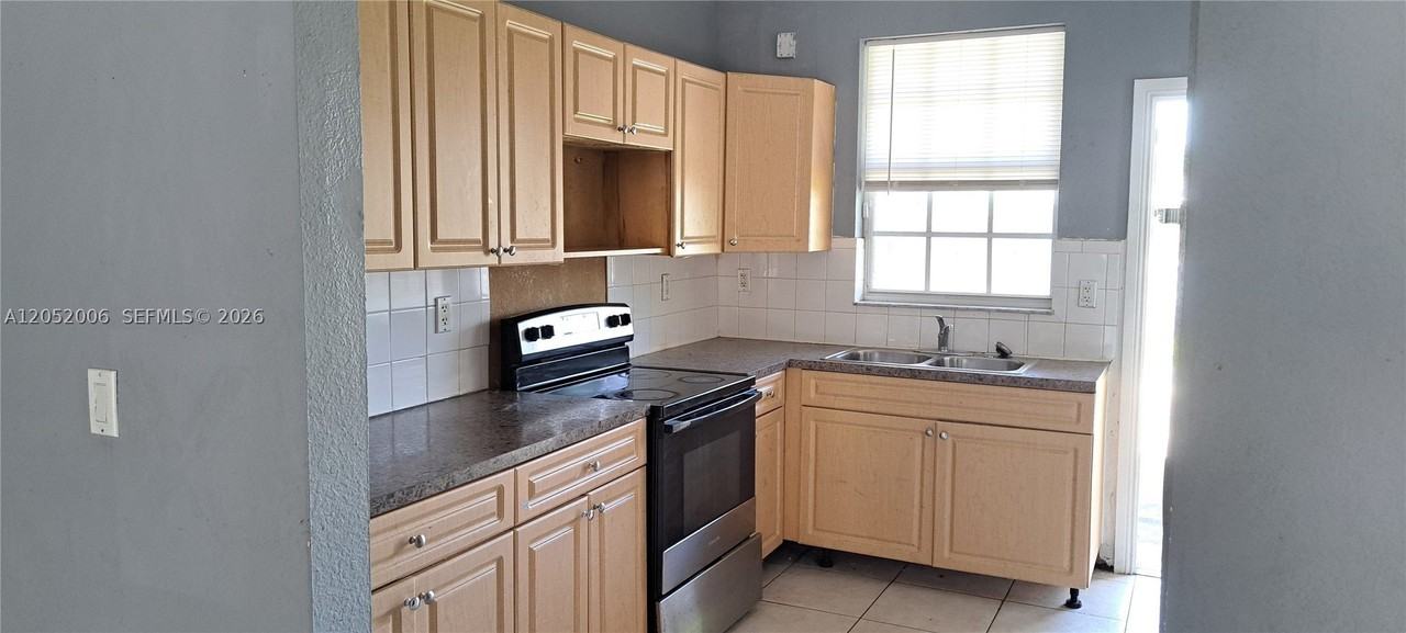 9754 Nw 26th Ave #9754 - Photo 5 of 31