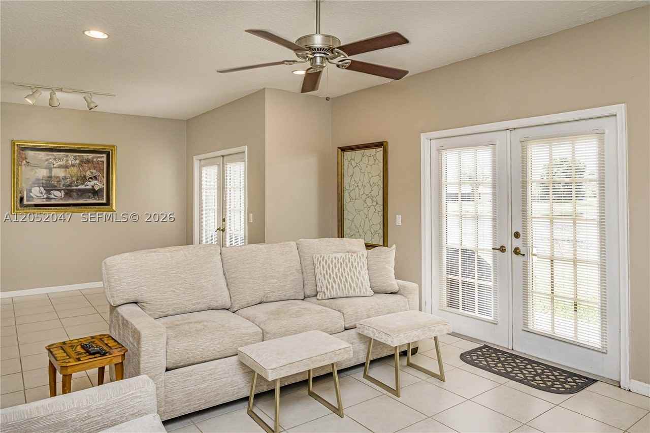 1649 Hawthorne Pl - Photo 3 of 11