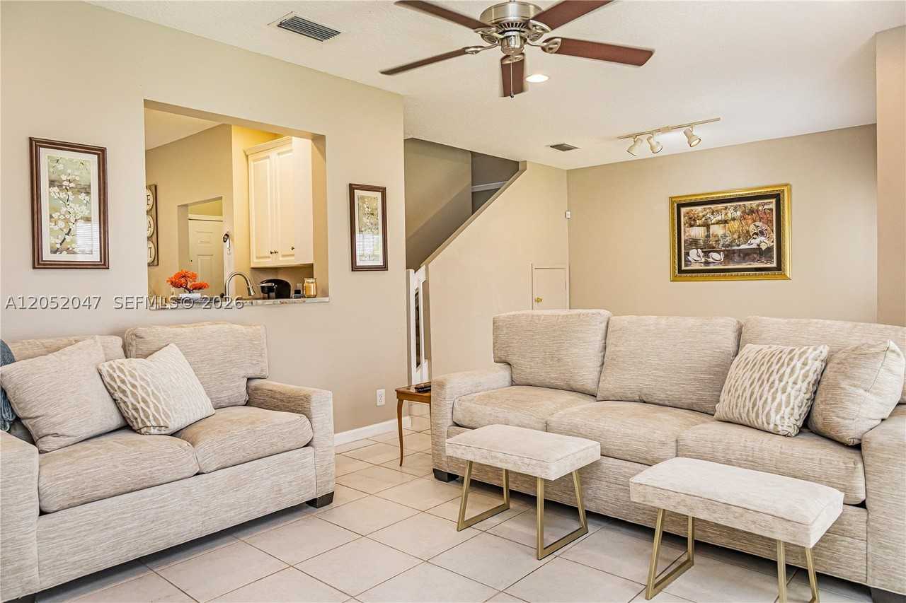 1649 Hawthorne Pl - Photo 4 of 11