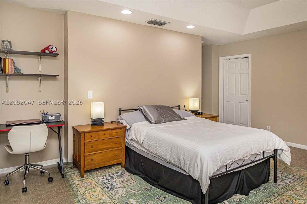 1649 Hawthorne Pl - Photo 6 of 11