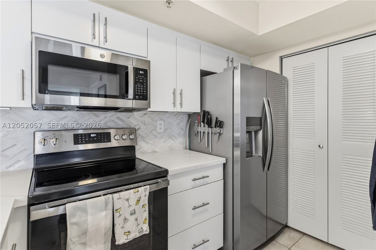 2640 S University Dr #111 - Photo 4 of 23