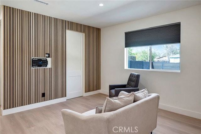 19145 Keswick St - Photo 2 of 8