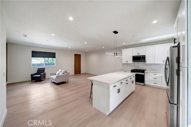 19145 Keswick St - Photo 3 of 8