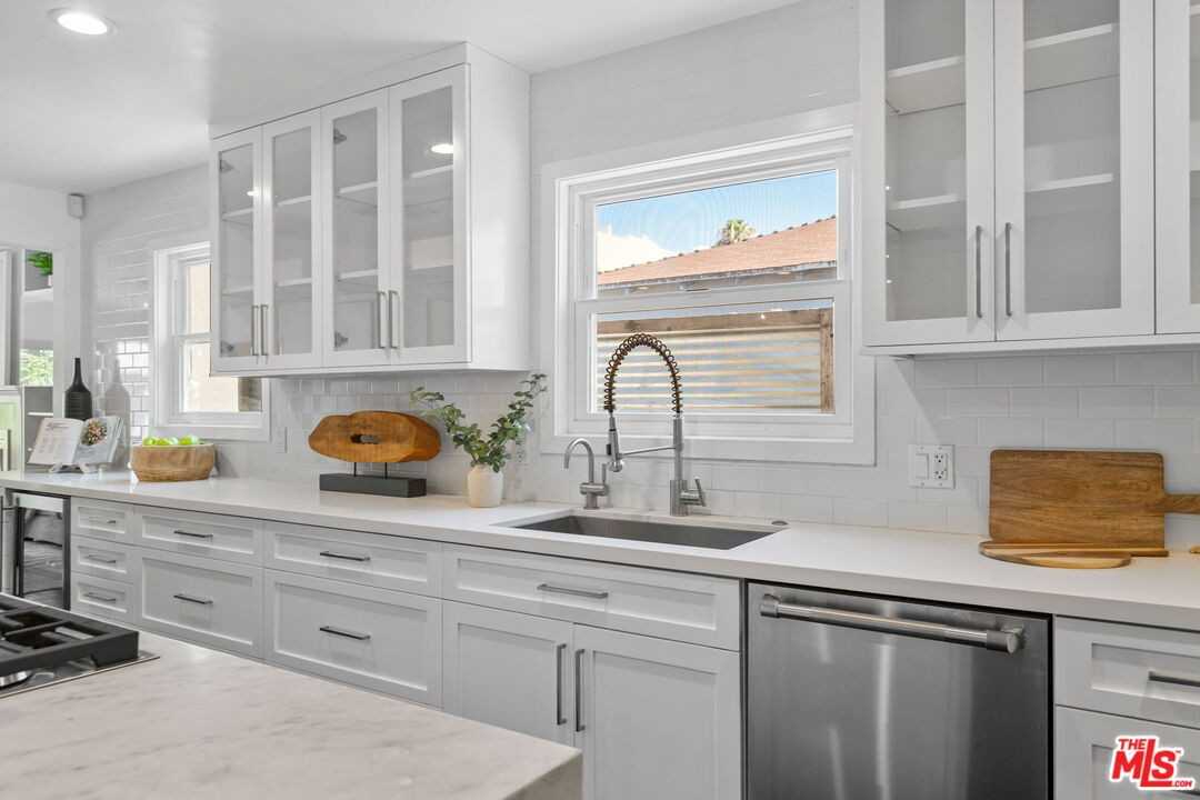 4460 Stansbury Ave - Photo 2 of 8