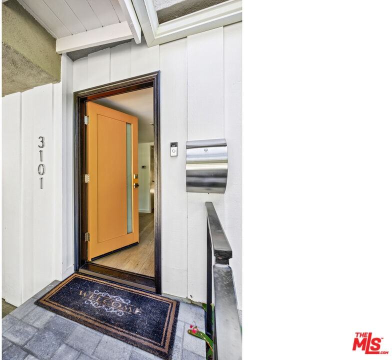 3101 N Beachwood Dr - Photo 2 of 8