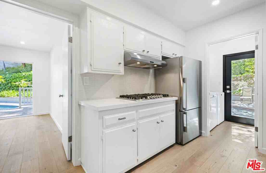3101 N Beachwood Dr - Photo 4 of 8