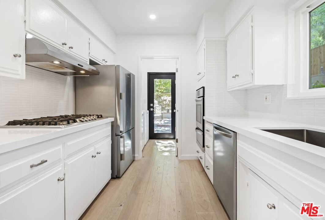 3101 N Beachwood Dr - Photo 5 of 8