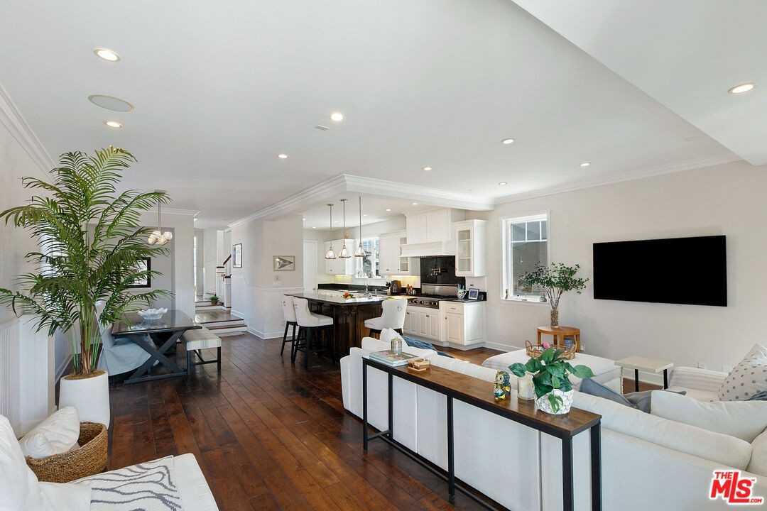 328 9th St - Photo 7 of 8