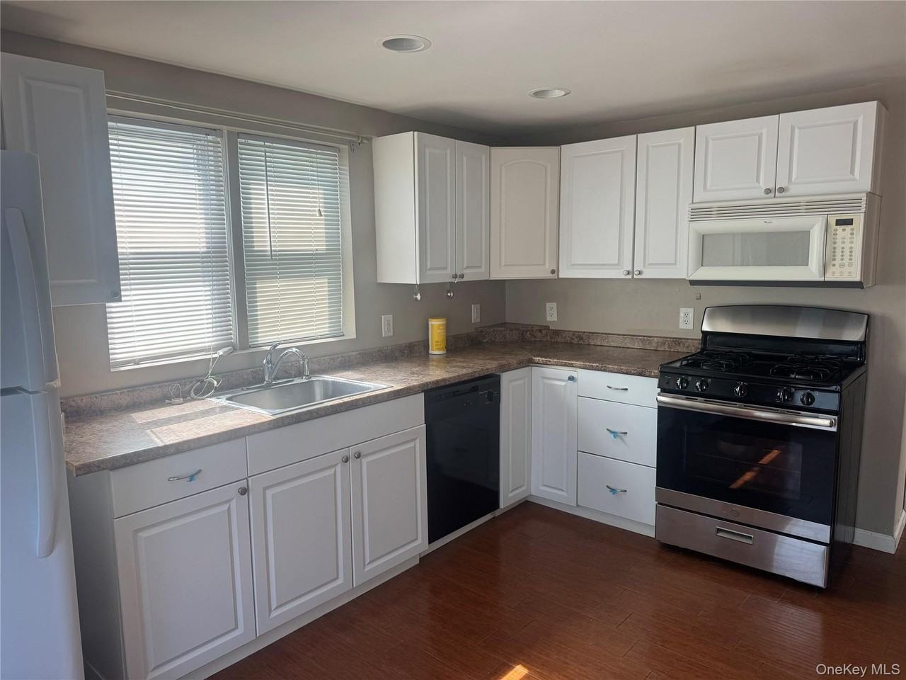 657 E Penn St - Photo 4 of 16