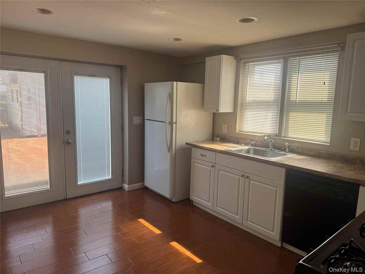 657 E Penn St - Photo 5 of 16