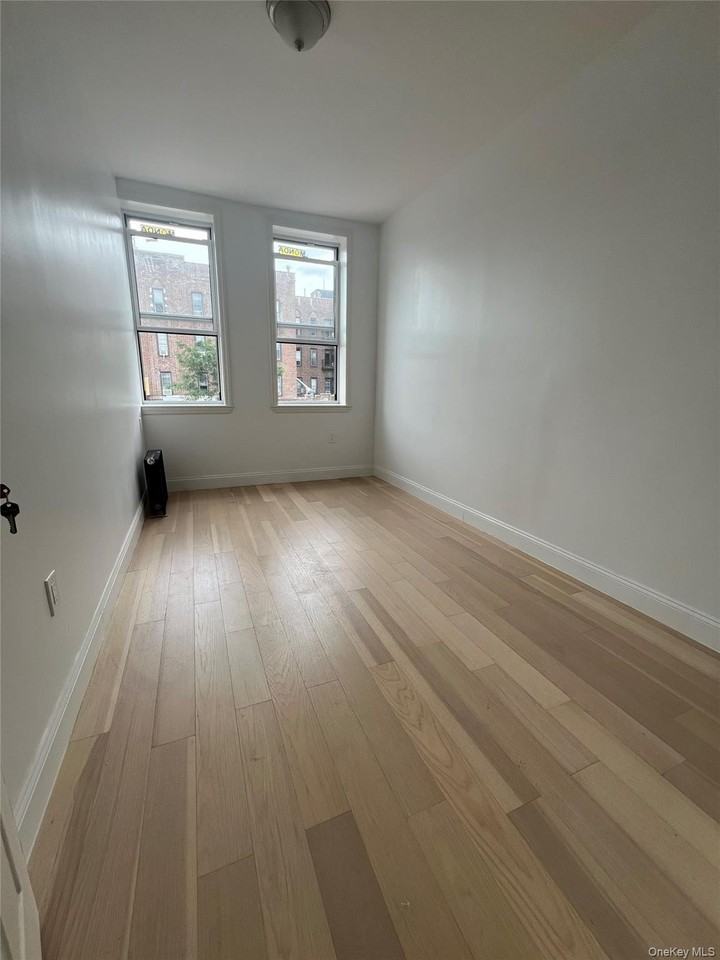 8319 Northern Blvd - Photo 5 of 9