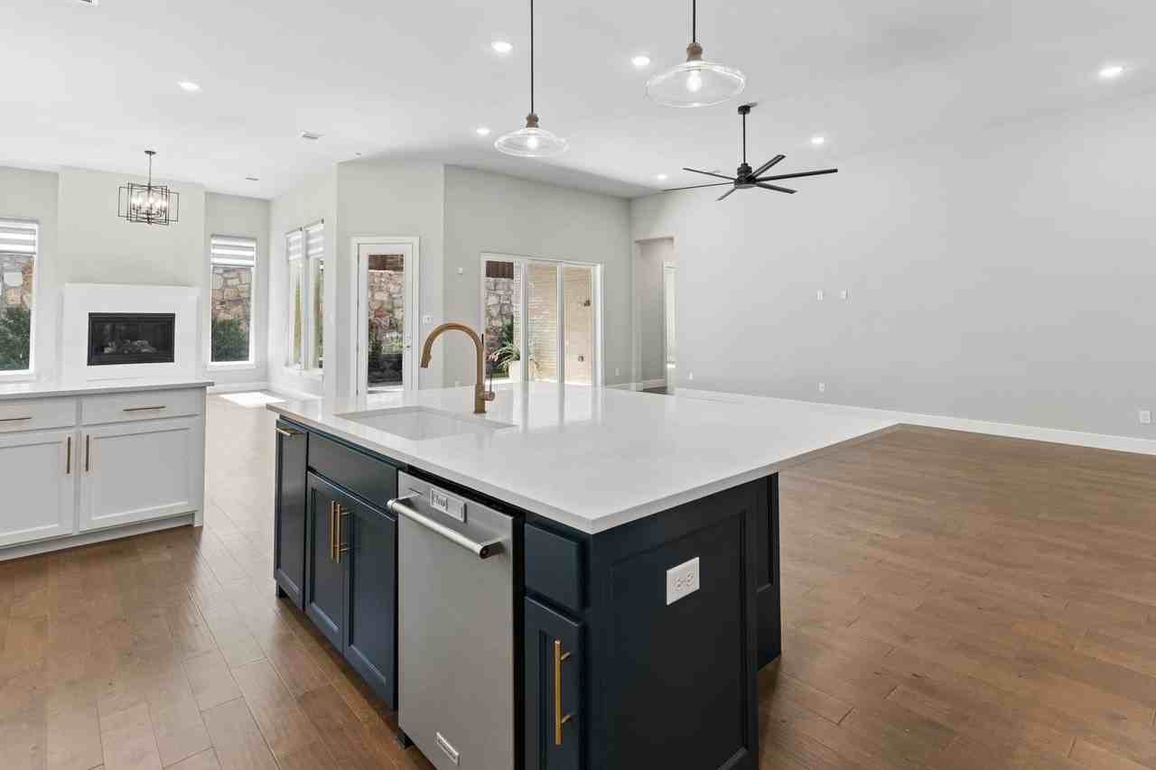 350 Pearland Dr - Photo 5 of 39