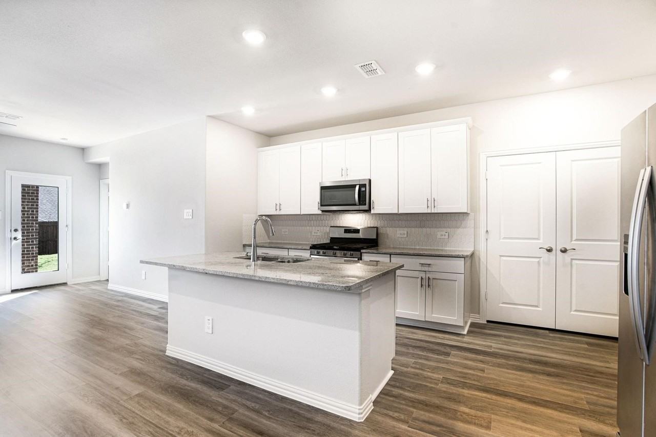 4012 Sandstone Dr - Photo 2 of 33