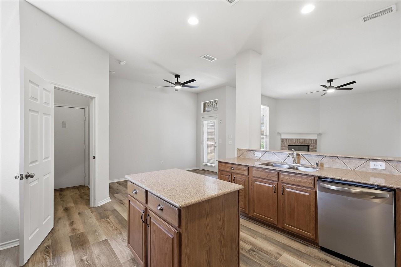 8401 Shakespeare Ln - Photo 6 of 22