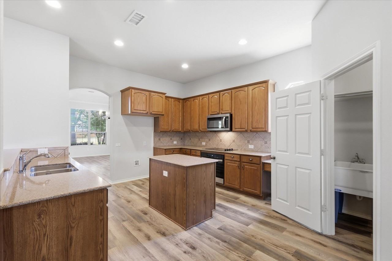 8401 Shakespeare Ln - Photo 7 of 22