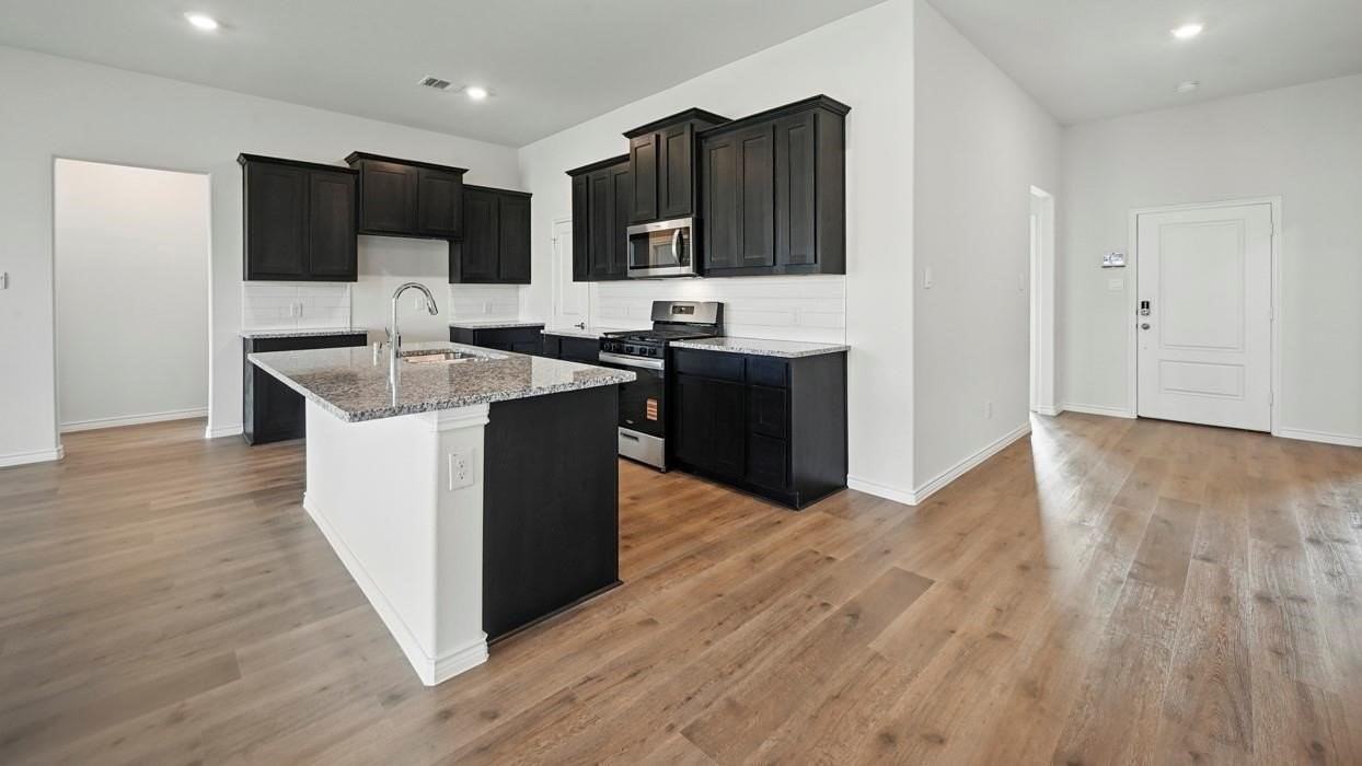 2112 Eugene St - Photo 3 of 31
